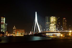 Erasmusbrug in de nacht Rotterdam sur Dexter Reijsmeijer