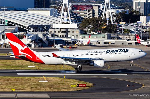 Qantas A330 landing in Sydney