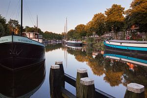 Spiegelingen in het Reitdiep 2 van Iconisch Groningen