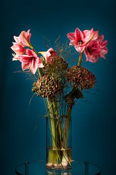 Boeket bloemen met Amaryllissen in een vaas van Peter de Kievith Fotografie
