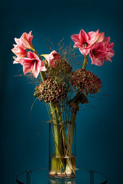 Bouquet of flowers with Amaryllis in a vase by Peter de Kievith Fotografie