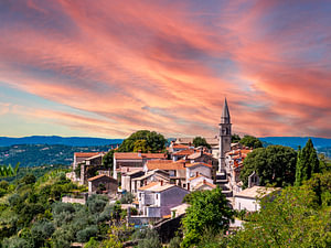Malerisches Dorf Draguć in Kroatien