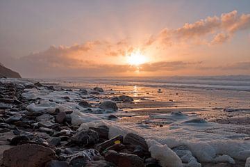 Rochers et océan sauvage au coucher du soleil sur la côte ouest du Portugal sur Eye on You