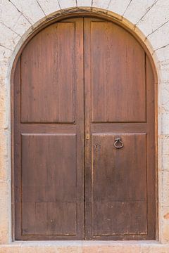 Porte d'entrée de la résidence en bois sur Alex Winter