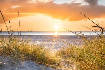 Zonsopgang op het strand bij de Baltische Zee van Voss fotografie