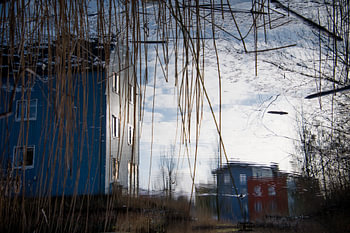Reflectie van kleurrijke huizen