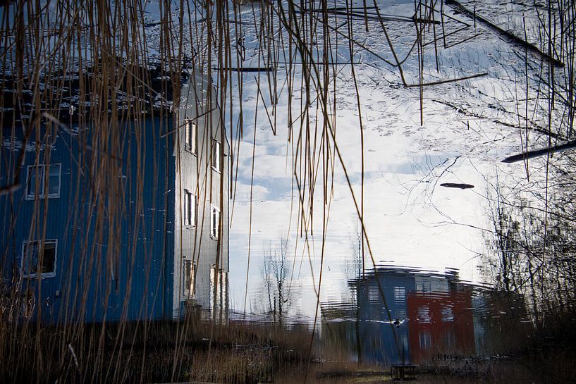 Reflectie van kleurrijke huizen van Milou Oomens