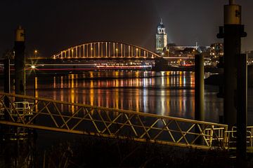 Oranje brug bij Deventer over de IJssel vanwege Orange the World actie