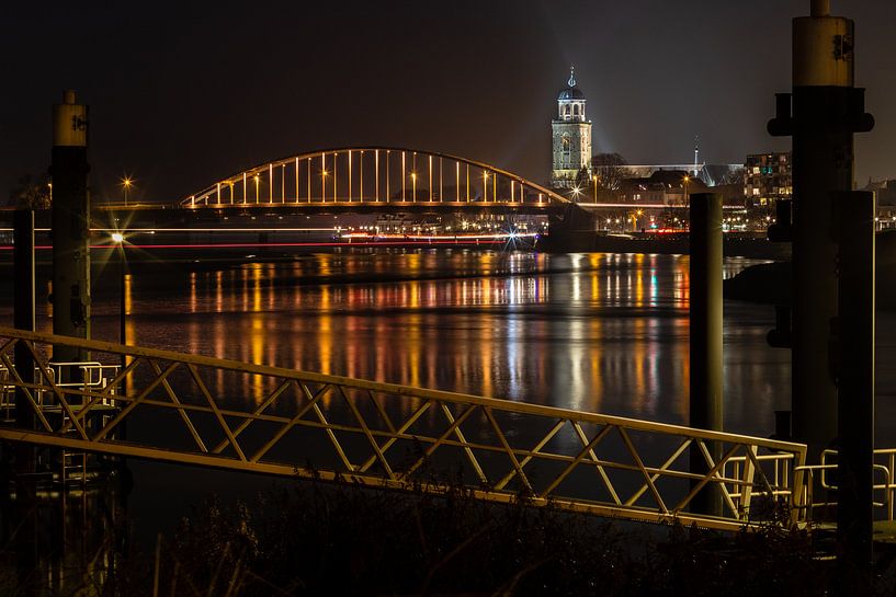 Oranje brug bij Deventer over de IJssel vanwege Orange the World actie van VOSbeeld fotografie