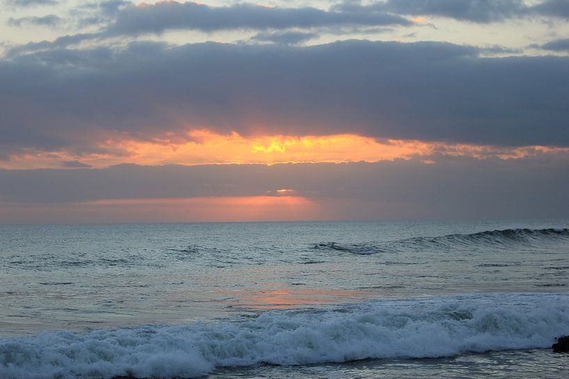 Indonesië: Zonsondergang 9 van Raoul van de Weg
