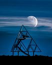 Der Tetraeder, wird durch den Mond in ein besonderes Licht getaucht. Die sanfte Helligkeit des Erdtrabanten unterstreicht die geometrischen Form und verleiht dem Motiv einen Zauber. von LICHTERKISTE Miniaturansicht