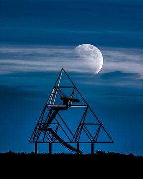 The tetrahedron is bathed in a special light by the moon. by LICHTERKISTE