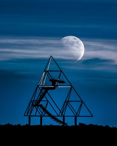 Le tétraèdre, est baigné d'une lumière particulière grâce à la lune.