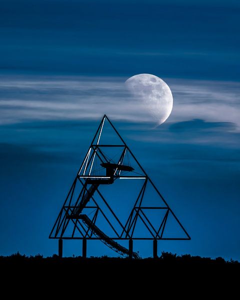 Der Tetraeder, wird durch den Mond in ein besonderes Licht getaucht. Die sanfte Helligkeit des Erdtrabanten unterstreicht die geometrischen Form und verleiht dem Motiv einen Zauber. von LICHTERKISTE