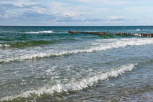 un brise-lames dans la mer