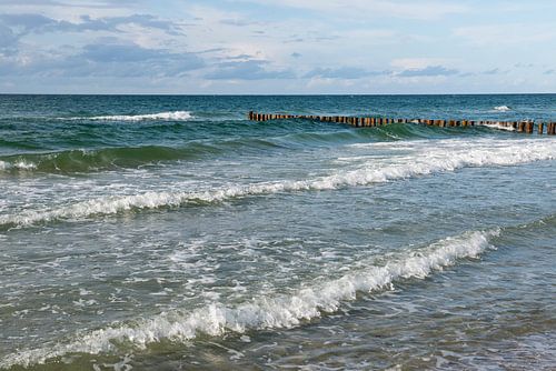 un brise-lames dans la mer