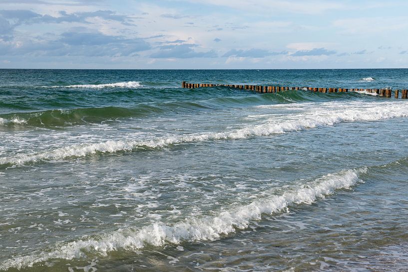 un brise-lames dans la mer par Hanneke Luit