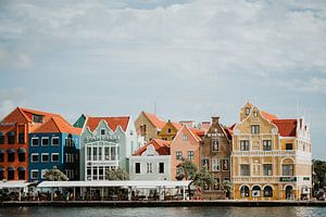 Kleurrijke grachtenpanden van Willemstad, Curaçao van Trix Leeflang