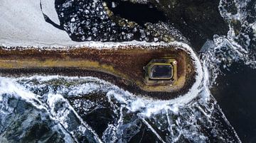 Bunker bij Kornwerderzand in winterlucht van Ewold Kooistra