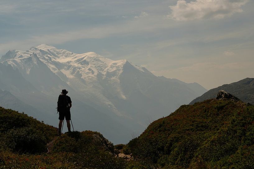 Wandelaar  kijkt uit over Mont Blanc gebergte van Evi Kuijpers
