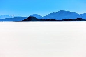 Uitzicht vanaf de   Salar de Uyuni zoutwoestijn in Bolivia