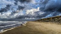 Strand met typisch nederlandse wolkenpartij par Hans Kwaspen Aperçu