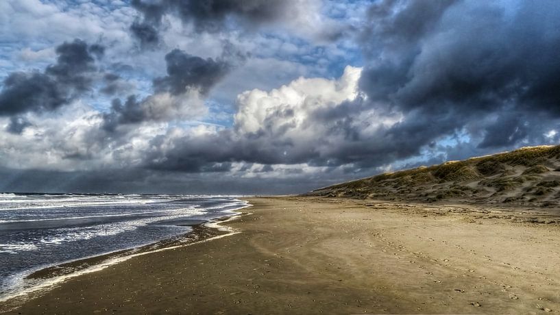 Strand met typisch nederlandse wolkenpartij par Hans Kwaspen