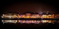 Maastricht Maas Quay Nachtfotografie Lichter, die sich auf dem Wasser spiegeln