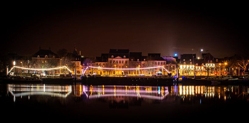 Maastricht Maas kade Nacht fotografie lichten reflecterend op  het water van Dorus Marchal
