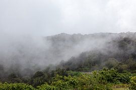 Mist trekt over de bergen by Marcel Derweduwen