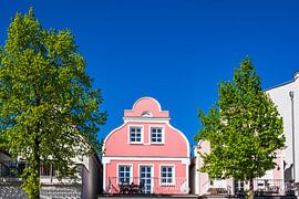 Gebäude in Warnemünde an einem sonnigen Tag van Rico Ködder