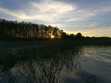 Zonsondergang in Mecklenburg-Vorpommern aan het meer van Dabelow van Wolfgang Unger