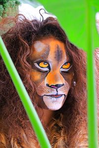 Leeuw in de jungle bodypainting op gezicht