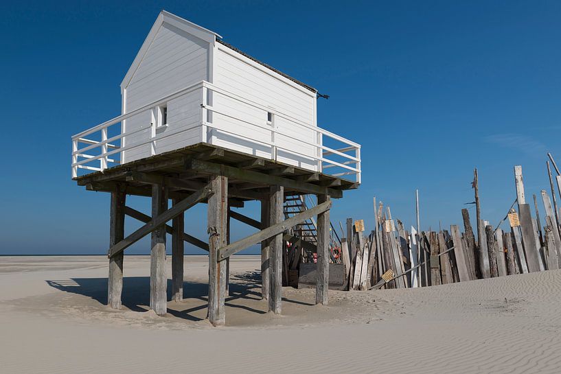 Drenkelingenhuisje op het eiland Vlieland van Tonko Oosterink