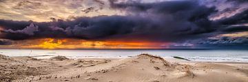 panorama zonsondergang strand en Noordzee
