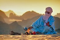 Le désert du Sahara. Un homme touareg fait du thé sur le sable par Frans Lemmens Aperçu