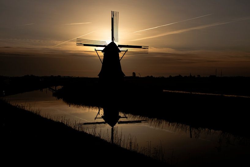 Hempenser poldermolen spiegel in de vaart bij zonsopkomst. von Tilja Jansma