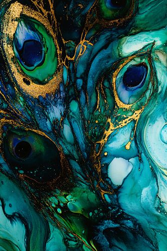 Abstract pauwveren met goudaccenten