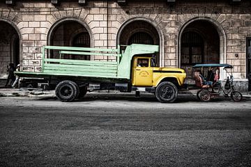 Vintage car in Havana by Thomas Damson