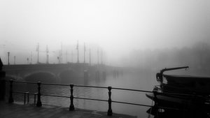Nebel über der Amstel bei der Neuen Amstelbrücke.