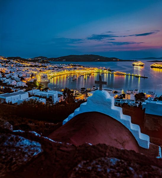 Kapelle über dem Hafen, Kreuzfahrtschiffe, Mykonos Stadt, Mykonos, Griechenland von Rene van der Meer