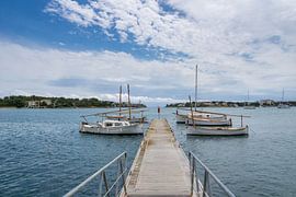 Majorque, débarcadère et plusieurs bateaux de pêche sur adventure-photos