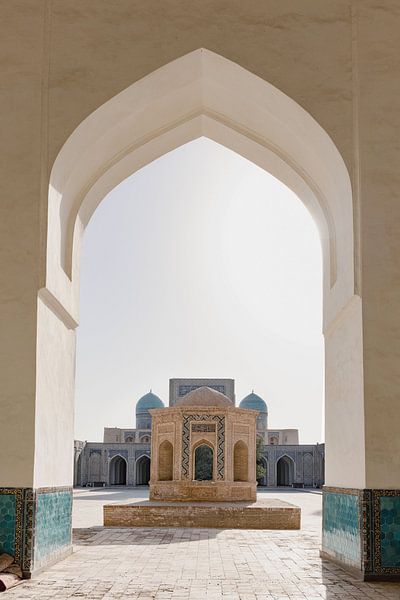 Doorkijkje in de Madrassah | Reisfotografie print | Bukhara, Oezbekistan van Kimberley Jekel