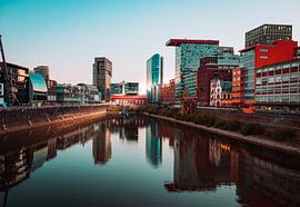 Haven van Düsseldorf met zonsopgang