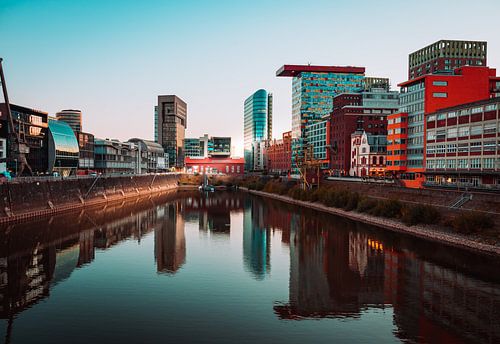Haven van Düsseldorf met zonsopgang
