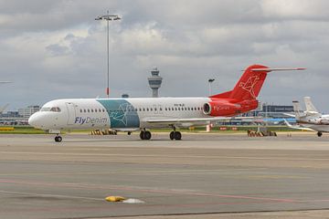 Denim Air Fokker 100 op Schiphol-Oost. van Jaap van den Berg