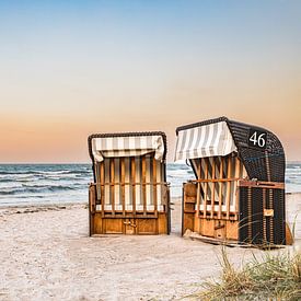 Strandstoelen en golven bij Timmendorfer Strand van Ursula Reins