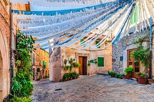 Belle vue d'une rue idyllique du village de Valldemossa, sur l'île de Majorque, en Espagne.
