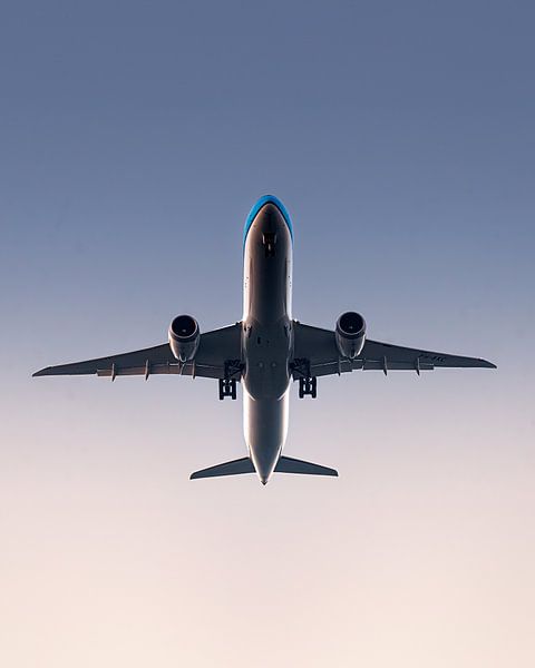 KLM Boeing 787 is ready for landing by Maxwell Pels