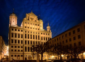 Het verlichte stadhuis van Augsburg bij nacht van ManfredFotos
